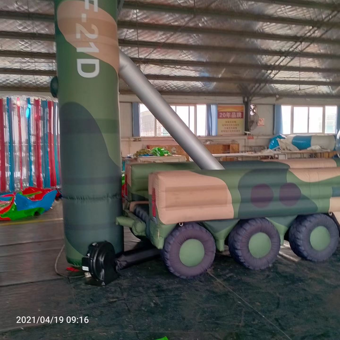 大连军事演习中的充气目标车辆：模拟发射车雷达车坦克飞机